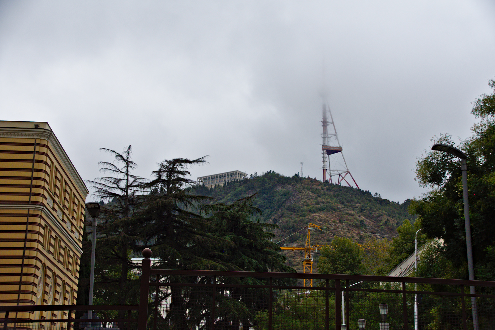 Blick auf den Funkturm hoch oben auf dem Berg. Da kommt man mit der Seilbahn hoch.